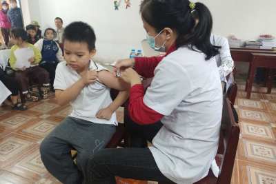 Tổ chức tiêm chủng bù liều cho học sinh khối lớp 1 tại trường Tiểu học Giao Thịnh – Giao Ninh -Ninh Bình