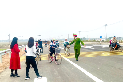 TRƯỜNG TIỂU HỌC GIAO THỊNH TỔ CHỨC SINH HOẠT DƯỚI CỜ VỚI CHỦ ĐỀ “AN TOÀN GIAO THÔNG”